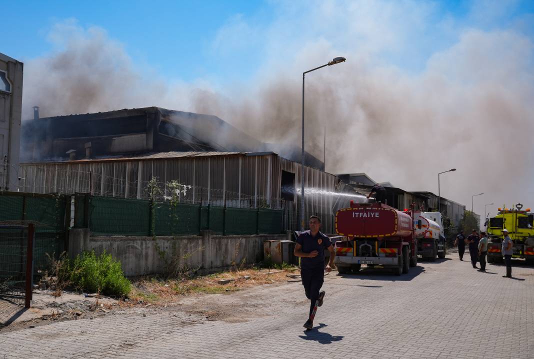 Manisa’da plastik fabrikasında yangın! Gökyüzünü kara dumanlar kapladı 17